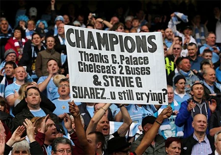 Chiếc cúp ở thời điểm sắp sửa được trao cho Man City