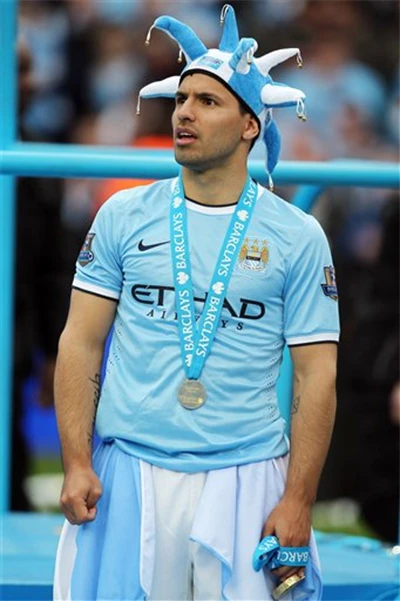 Aguero cầm hộ đồng đội một tấm... HCV