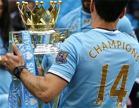 Kompany và thầy bên chiếc cúp vô địch