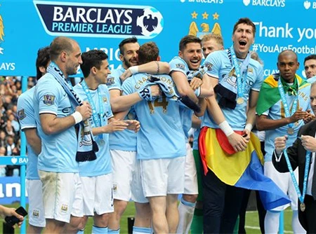 Niềm hạnh phúc của các cầu thủ Man City trên bục nhận HCV