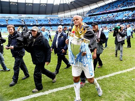 Kompany đưa cúp ra sát khán đài để cho người hâm mộ có dịp chiêm ngưỡng