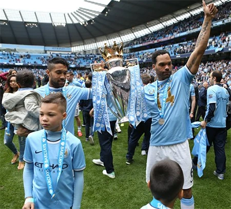 Clichy và Lescott ăn mừng cùng cúp vô địch