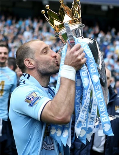 Zabaleta hôn chiếc cúp