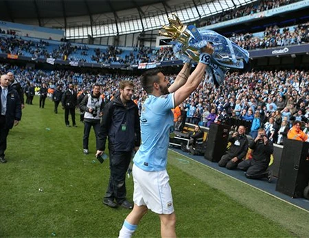 Negredo ăn mừng bên đường biên