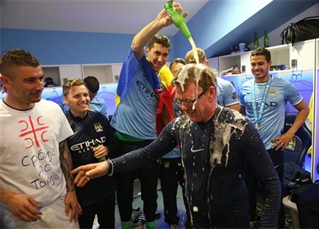 Các cầu thủ Man City chúc mừng người chuẩn bị trang phục. Người cống hiến thầm lặng nhất ở Man City