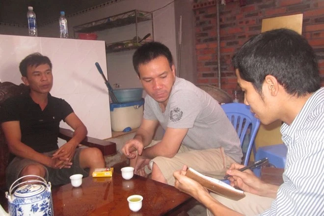 Người nhà nạn nhân trao đổi với phóng viên.