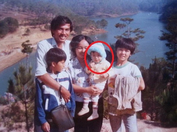 Nhắc đến những ngôi sao có hoàn cảnh tuổi thơ thiếu thốn không thể thiếu Tăng Thanh Hà. Gia đình 5 người của “ngọc nữ của màn ảnh Việt” từng phải bán nhà để trả nợ, lúc đó cô mới 10 tuổi. Nữ diễn viên theo gia đình mưu sinh ở khắp nơi, sống tạm bợ trong những căn nhà trọ. 