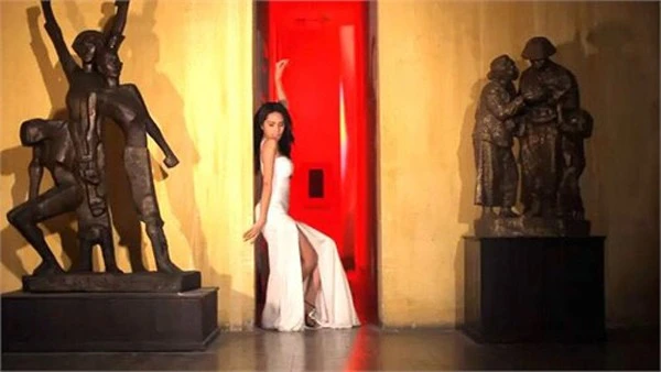 Quay MV nhạy cảm ở nơi tôn nghiêm: Đầu năm 2011, Thủy Tiên gây bất bình khi chọn một viện bảo tàng Mỹ thuật để quay MV Em đã quên chứa những hình ảnh bị coi là phản cảm. Trong clip, nữ ca sĩ diện váy ôm sát, cô và vũ đoàn thể hiện những động tác gợi cảm và tạo dáng uốn éo trong không khí tôn nghiêm của bảo tàng. 