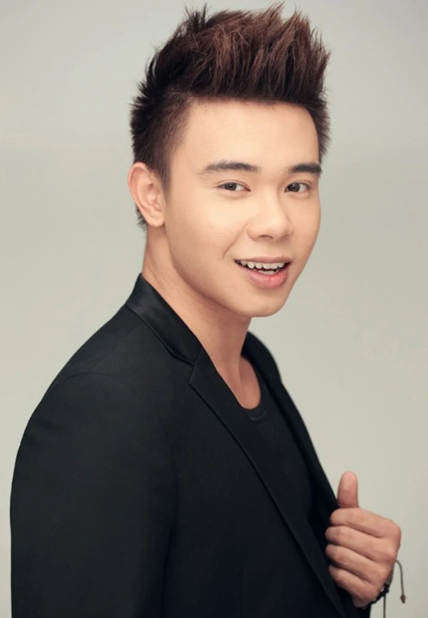 Đông Hùng – top 3 Vietnam Idol 2014 từng có cuộc sống sung túc cho tới khi gia đình anh phá sản với số nợ lên đến 14 tỷ. Từ một người không cần lo nghĩ đến tài chính, Đông Hùng và gia đình phải đi ở trọ, hiện tại bố và em trai anh đang sống ở quê. 