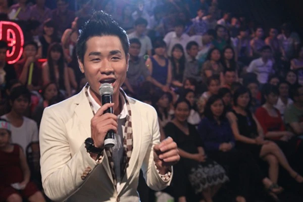  Vài năm gần đây MC Nguyên Khang trở thành cái tên quen thuộc được khán giả trẻ yêu mến nhờ lối dẫn thân thiện. Ngoài vai trò MC, Nguyên Khang không thường xuyên chia sẻ về gia đình cũng như cuộc sống riêng tư. Mới đây, khán giả mới được biết MC chương trình Trò chơi âm nhạc từng trải qua tuổi thơ cơ cực. Theo Nguyên Khang chia sẻ, từ khi anh còn bé, gia đình anh đã sống trong một khu xóm lao động nghèo gần bờ kênh bị ô nhiễm. “Từ bé, cả gia đình tôi ở nhà thuê. Đó là một căn nhà nằm ngay bờ kênh, những lúc thủy triều lên, nước tràn vào cả nhà, anh em tôi phải múc từng thau nước đen ngòm tránh để không cho nước tràn vào bên trong phòng” – Nguyên Khang nói. 