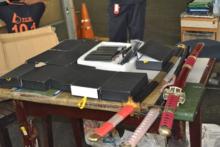 Bắt vụ vận chuyển vũ khí, máy phá sóng tại Tân Sơn Nhất