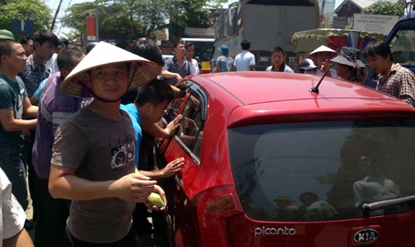 Ba đối tượng cố thủ trên xe.