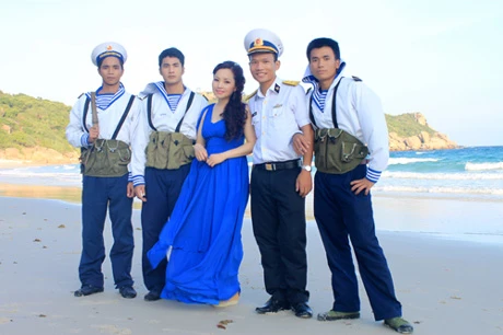 Ca sĩ Khánh Hòa chụp hình lưu niệm cùng những chiến sĩ Trường Sa