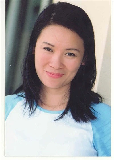  Tạ Bích Loan ngày đầu bước chân vào lĩnh vực của nghề MC truyền hình. Chị không phải là người đẹp sắc nét nhưng sở hữu nét duyên thầm. Từ giọng nói tới nụ cười, chị đều khiến người nghe cảm thấy bị lôi cuốn.