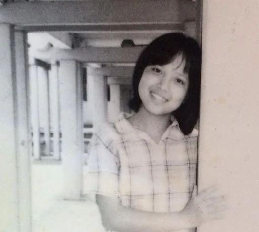  Ảnh năm 18 tuổi của Thảo Vân vẫn còn nguyên nét mộc mạc của một nữ sinh vào năm 1988. Cô gái có nụ cười sáng như gương, e ấp tựa đầu vào một bức tường trắng để chụp hình. Nụ cười ấy còn vẹn nguyên đến 26 năm sau đó.