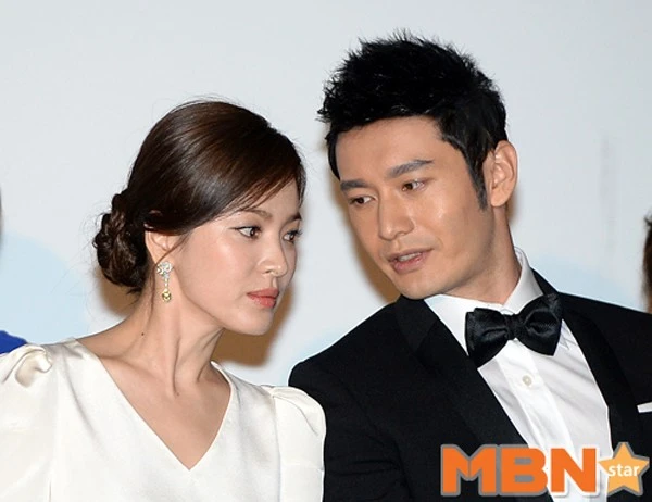 Nhập Nữ diễn viên ngồi cạnh 2 bạn diễn Huỳnh Hiểu Minh và Kim Thành Vũ, thi thoảng cô quay sang nghe Hiểu Minh bàn chuyện cùng và cười rạng rỡ. Thời gian đóng phim ở Trung Quốc khá lâu giúp Song Hye Kyo thân quen thêm nhiều đồng nghiệp xứ bạn. 