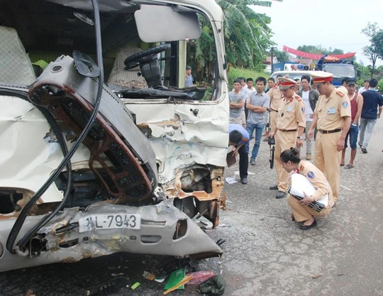 Lực lượng cảnh sát giao thông khám nghiệm hiện trường 