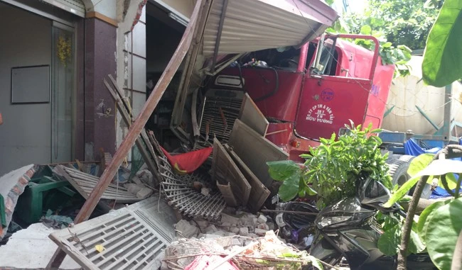  Chiếc xe đâm thẳng vào nhà dân.