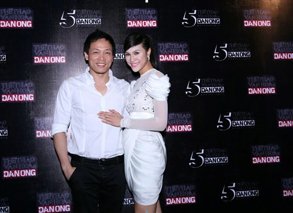 Giải vàng siêu mẫu Việt Nam 2012 được bạn trai lớn tuổi khen ngợi sự trẻ trung, hồn nhiên, cô cũng dành những lời có cánh cho Quang Hải. Thế nhưng mối tình chỉ kéo dài được hơn 1 năm, cặp đôi lên báo chỉ trích nhau khiến công chúng ngán ngẩm. Hiện Quang Hải đã kết hôn và lên chức bố, còn Phương Mai vẫn độc thân.