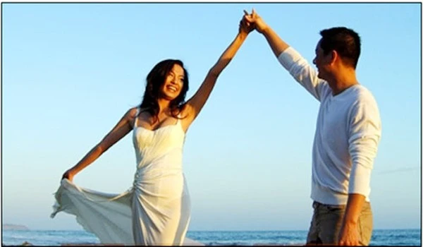 Ở tuổi 26, vào thời điểm chín chắn trong nghề mẫu, cựu siêu mẫu Ngọc Thúy bất ngờ kết hôn với một doanh nhân Việt kiều hơn cô 18 tuổi là Nguyễn Quốc An. Sau đám cưới, Ngọc Thúy lui về ở ẩn và sinh cho chồng 2 cô con gái xinh xắn. 