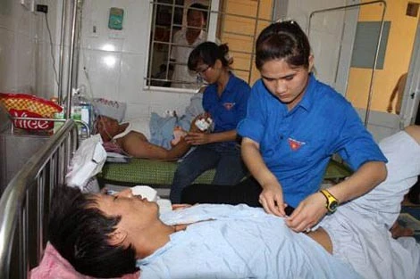 Các công nhân được chăm sóc tận tình. Các công nhân được chăm sóc tận tình.