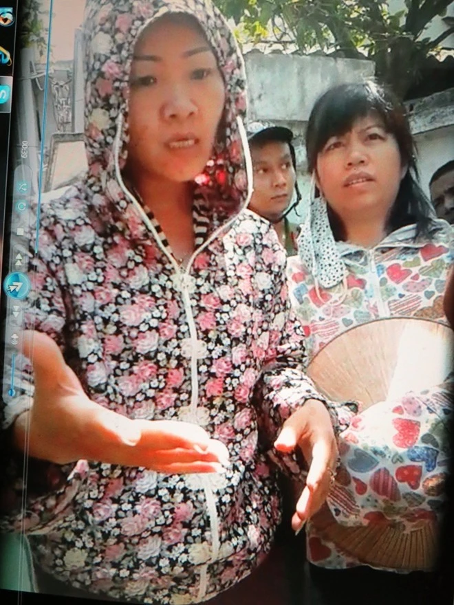 Người phụ nữ này tự nhận là mẹ nuôi cháu bé, không cho báo chí tác nghiệp