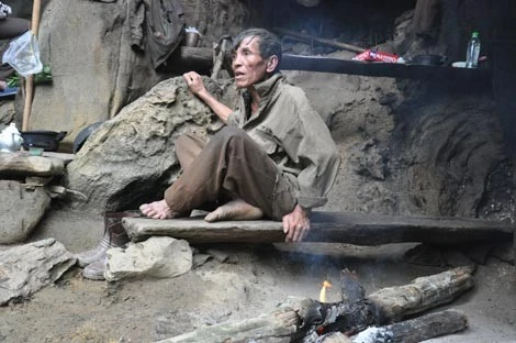 Tấm gỗ chỉ đặt vừa tấm lưng được thay cho giường. Tấm gỗ chỉ đặt vừa tấm lưng được thay cho giường.