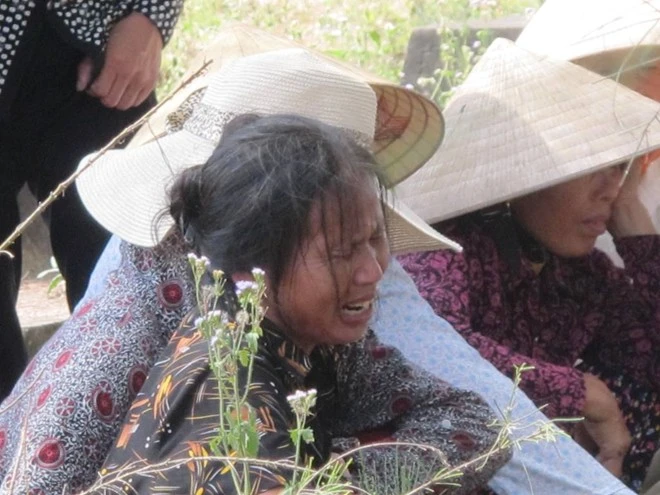 Người nhà nạn nhân đau đớn khóc vật vã tại hiện trường xảy ra án mạng.