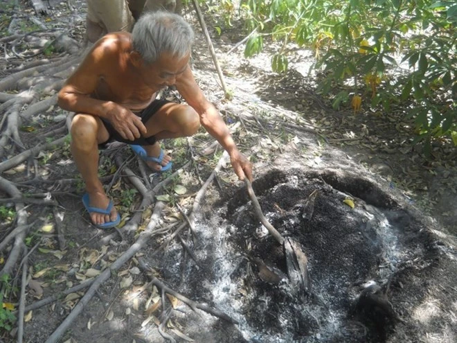 Ông Đặc phải đốt để tiêu huỷ hàng chục bao “đậu đen”.