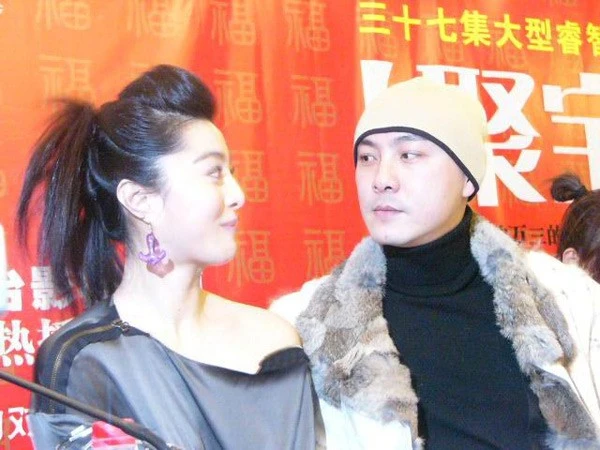 Tháng 7/2004, sau khi diễn một cảnh nóng trong bộ phim truyền hình Hoa Vô Khuyết và Tiểu Ngư Nhi, Trương Vệ Kiện và Phạm Băng Băng nẩy sinh tình cảm. Chàng chăm sóc nàng ân cần, nàng dành cho chàng ánh mắt trìu mến. Tuy nhiên, họ đều phủ nhận.