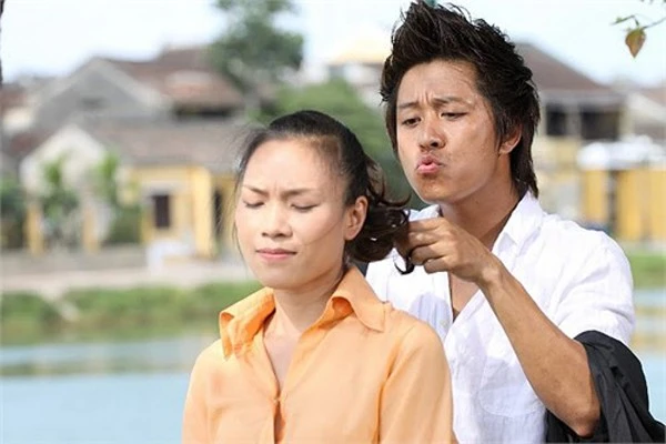 Ngoài Đàm Vĩnh Hưng, Mỹ Tâm cũng từng được nam ca sĩ Tuấn Hưng tỏ tình công khai khi dịp tái hợp trên sân khấu trong một đêm nhạc vào năm ngoái. Trước đó, nghi vấn tình cảm giữa 2 ca sĩ nổi lên vào thời điểm họ đóng vai cặp đôi trong bộ phim Cho một tình yêu. 