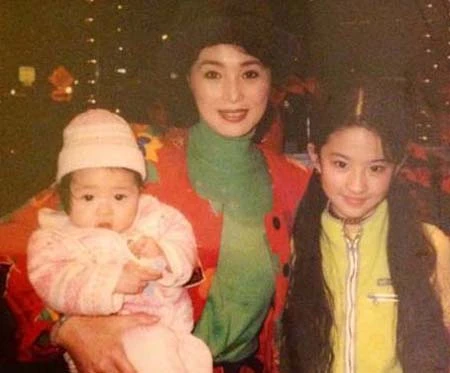 Lộ thêm nhiều ảnh độc thời nhỏ của Lưu Diệc Phi và mẹ ảnh 8