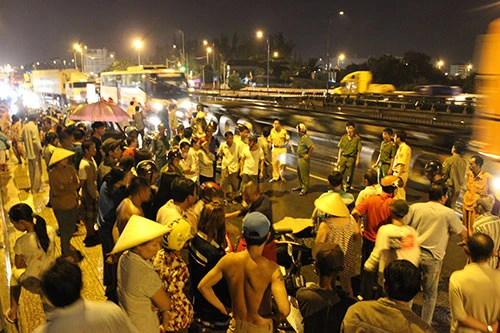 Người đàn ông chết thảm giữa cầu ảnh 2