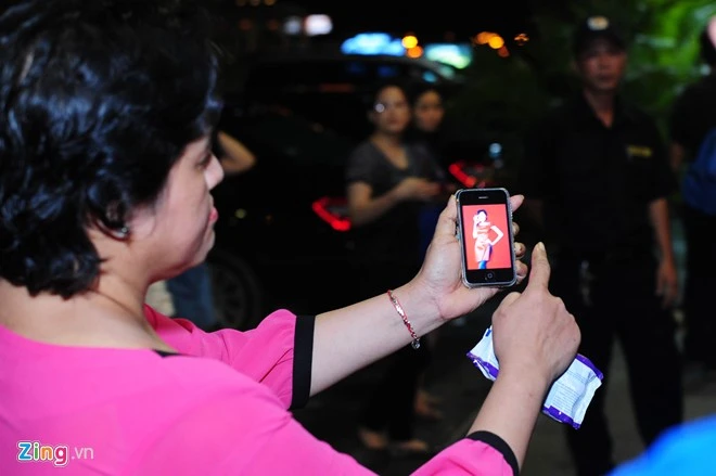 Bà đưa điện thoại có ảnh Diễm Hương để chứng minh cho mọi người thấy đó là con gái mình.