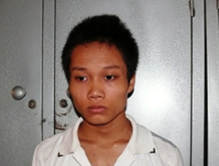 Hình ảnh: Nguyễn Văn Dũng cùng chiếc điện thoại đã cướp được của một em học sinh khác (