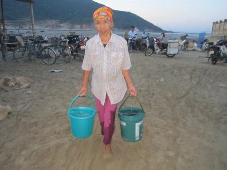 Ít việc nên chị Say nhận cả việc xách nước