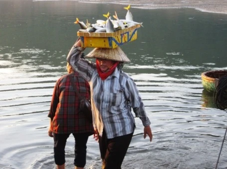 Ít việc nên chị Say nhận cả việc xách nước