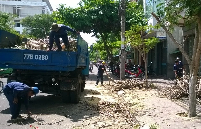 Lực lượng chức năng dọn dẹp hiện trường