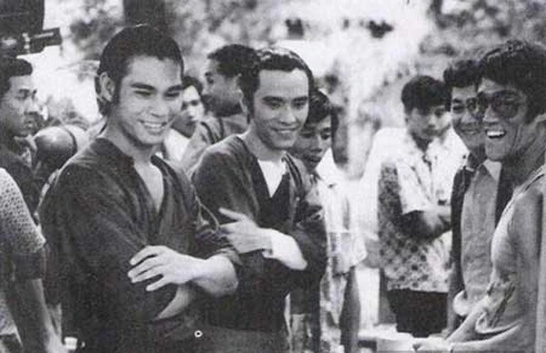 Năm 1973, Lý Tiểu Long từng đến thăm đoàn phim Thích mã của đạo diễn Trương Triệt để cảm nhận không khí làm phim võ hiệp.