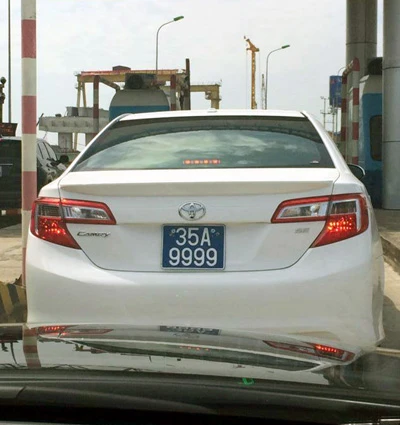 Hai chiếc xe sang cùng mang biển xanh tứ quý 9.