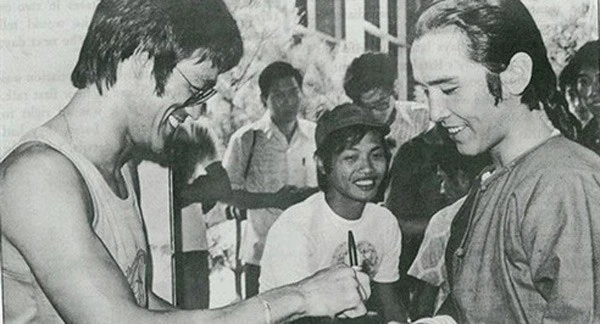 Mặc dù lúc ấy đang là một gương mặt sáng giá nhưng đứng trước Lý Tiểu Long, Khương Đại Vệ cũng rụt rè như một fan hâm mộ khi xin chữ ký của thần tượng.