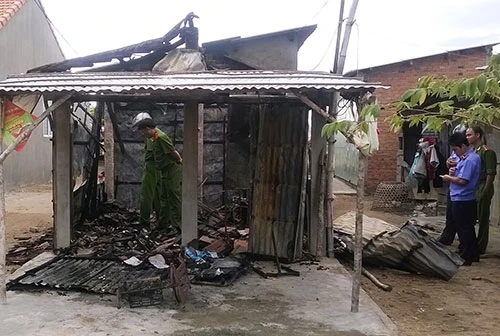 Phú Yên: Lửa thiêu rụi một sạp hàng trong chợ ảnh 1