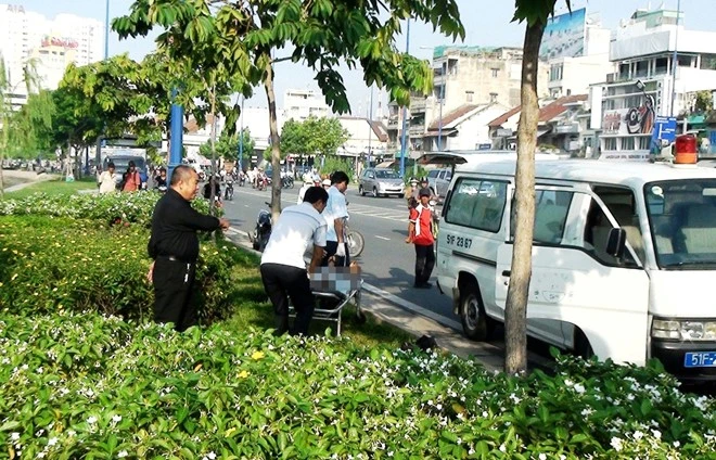 Lực lượng chức năng di dời thi thể về khám nghiệm, điều tra vụ việc.