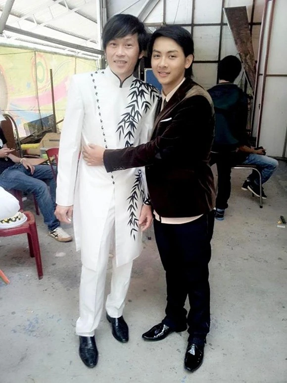 Hoài Lâm và cha nuôi Hoài Linh. Hoài Lâm và cha nuôi Hoài Linh.