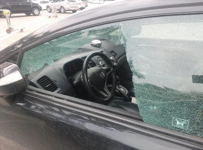 Hình ảnh cửa kính phía lái của xe bị vỡ do một vật tròn, nhọn bắn vào được nicknam facebook có tên D.K đăng tải. Hình ảnh cửa kính phía lái của xe bị vỡ do một vật tròn, nhọn bắn vào được nicknam facebook có tên D.K đăng tải.