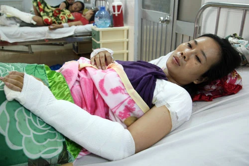 Chị Hằng bị chém 6 nhát đang nằm điều trị ở Bệnh viện Củ Chi. Ảnh: An Nhơn