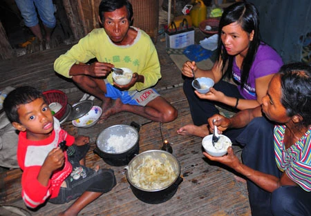 Lợi dụng cuộc sống kinh tế khó khắn, cò lao động dễ dàng dụ dỗ đưa trẻ em đi lao động.