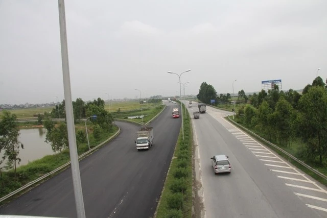 Cung đường cao tốc Phủ Lỗ - Bắc Ninh và Hà Nội - Thái Nguyên (đoạn qua địa phận xã Phủ Lỗ, Sóc Sơn) - nơi được thông tin là có kẻ giấu mặt bắn vỡ gương xe. Cung đường cao tốc Phủ Lỗ - Bắc Ninh và Hà Nội - Thái Nguyên (đoạn qua địa phận xã Phủ Lỗ, Sóc Sơn) - nơi được thông tin là có kẻ giấu mặt bắn vỡ gương xe.