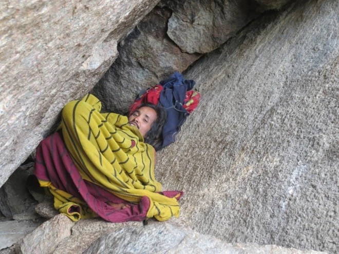 Người đàn ông rời bỏ cộng đồng sống ở hang đá gần 10 năm nay. Người đàn ông rời bỏ cộng đồng sống ở hang đá gần 10 năm nay.