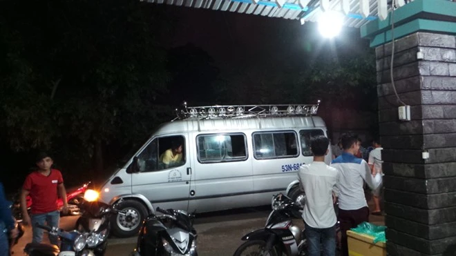Đến hơn 0h15 ngày 15/6, thi thể Bảo được đưa về nhà mai táng sau khi khám nghiệm pháp y.